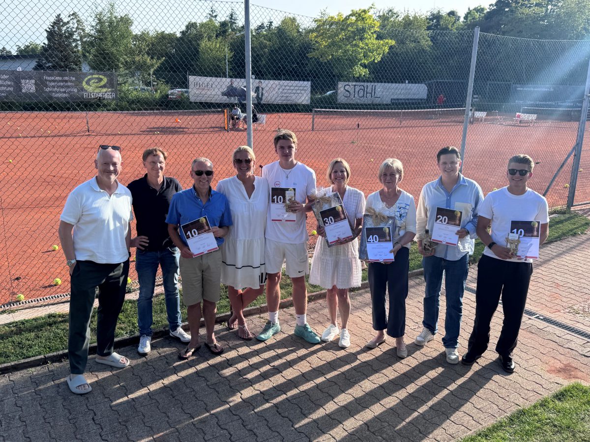 „Chill & Grill“ des Tennisclubs mit Jubilarehrungen und großer Schaum-Party für die Jugend